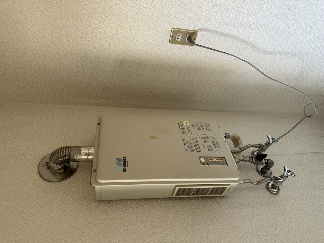 交換前: 屋内設置の給湯専用機（排気筒接続）