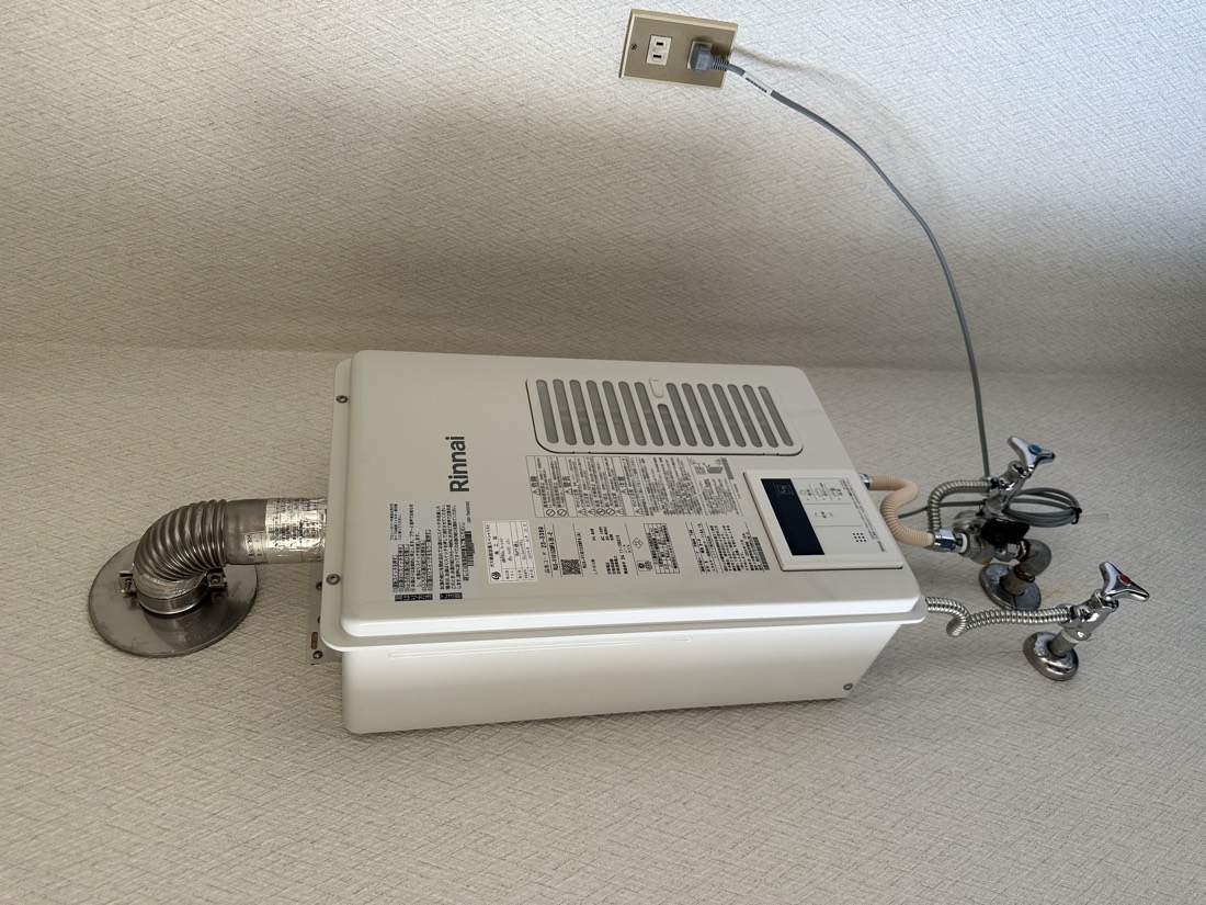 交換後: 新しい屋内設置給湯専用機（排気筒接続）